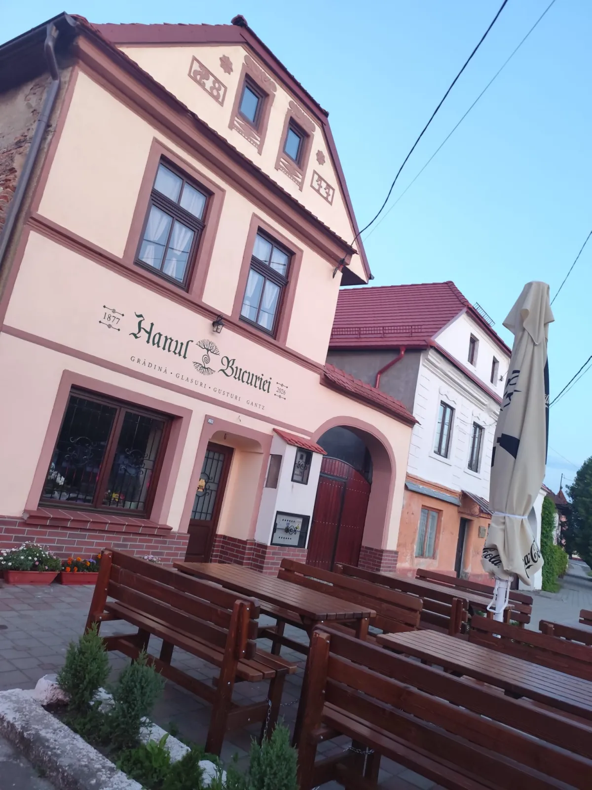 Fațada casei săsești din Prejmer, păstrată de Hanul Bucuriei.